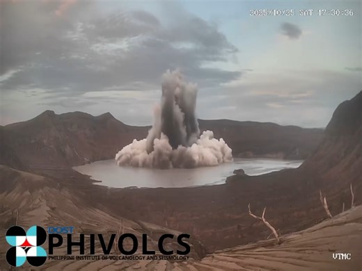 MINOR PHREATOMAGMATIC ERUPTION SA TAAL VOLCANO Nagkaroon ng minor phreatomagmatic eruption sa main crater ng Bulkang Taal bandang 5:30 p.m. ngayong Sabado, ayon sa Philippine Institute of Volcanology and Seismology (PHIVOLCS). Umabot sa 1200 metro ang taas ng usok mula sa crater. Nakataas ang Alert Level 1 sa Taal Volcano. 🎥: PHIVOLCS/Facebook | News5