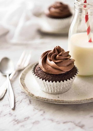 Best EASY Chocolate Cupcakes (no stand mixer)