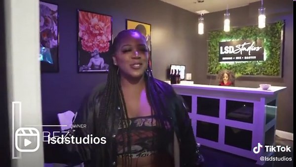 Let's take a tour of Downtown Chicago Recording Studio #lsdstudios w/ our beautiful owner “Viibez” #MTV Cribs style ! BOOKINGS AVAILABLE! Request your next session using the link in our bio! More Upgrades Coming Soon! LETS WORK! #chicagostudio #chicagoengineer #artists #lsdstudio #recordingstudio #blackowned #blackownedbusiness #chicagorecordingstudio #mtvcribs #femaleboss