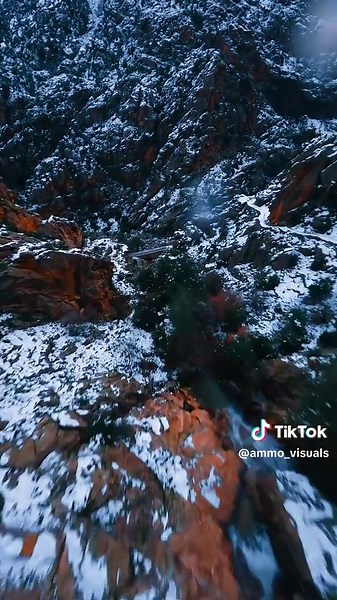 The beauty of Corsica during winter ✨ ___ 🇫🇷 La magie de la Scala di Santa Regina sous la neige ✨ Les occasions sont rares de voir le défilé dans ces conditions, et le spectacle en est d'autant plus impressionnant ! Marcher sur le sentier de transhumance devient alors une expérience intemporelle, où chaque roche, chaque pierre taillée, chaque ruisseau raconte une histoire. ______ 🇬🇧 The beauty of the 'Scala di Santa Regina' under the snow ✨ Opportunities to see the valley in these conditions