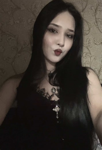 Gothic Vampire Girl Style: Outfits and Fashion Tips