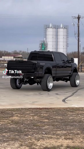 JUST IN! 2022 F350 Platinum Tremor w/ 12,750 miles 6” PMF Suspension 26x14 brushed concave @jtxforged 37x14.50r26 @furytires Full PTM, panoramic sunroof, rock lights, wheel lights, grille lights & much more! Full listing coming soon! 🔥 👀 📲 817-890-9989 call or text (Ryan) 📧 info@rpelite.com 💻 www.rpelitemotors.com • • • • #alumiduty #f350 #f350platinum #f350platinumtremor #liftedtrucks #customtrucks #dieseltrucks #superduty #powerstroke #diesel #jtxforged #furytires #pmfsuspension #reels #i