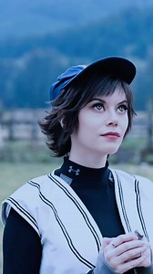 It’s time… to pitch like a vampire. 🧛🏻‍♀️ 🔮 Can you pitch like Alice? ⚾️ #alicecullen #twilight #twilightsaga #twilightrenaissance #olympiccoven #reels #bellaswan #goaskalicecullen #forkswashington #alicecullencosplay #forkswashington #bookstagram #twilightcosplay | Vee Elle as Alice Cullen