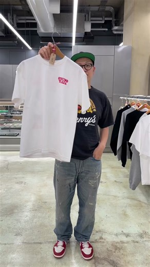 HUMAN MADE を運営するオツモが、オツモのクリエイティブディレクターであるNIGO®とグラフィックアーティストVERDYのアイデアを詰め込んだコンセプトショップ「OTSUMO PLAZA」（オツモプラザ）を11月4日（土）、南青山にオープンする。 オツモプラザでは、VERDY が描き下ろしたオリジナルデザインのショップ限定アイテムに加え、彼の代表的なプロジェクト「Wasted Youth」をはじめ、「HUMAN MADE」とクリエイターによるコラボレーションも販売予定だ。 OTSUMO PLAZA 住所：東京都港区南青山5丁目12-24 TEL：tel:0364259625 営業時間：11:00〜19:00 #OTSUMOPLAZA #OTSUMO #HUMANMADE #NIGO #WastedYouth #VERDY