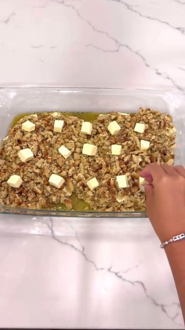 Mercedes Gonzalez Mayo - Style It With Trix on Instagram: "Dump and bake chicken stuffing bake🍗🍲 this is probably my favorite dump and bake recipe I have ever made - it came out insanely good!! Great meal to bring to a Friendsgiving or even to make on thanksgiving if you’re not a fan of turkey! You’ll thank me later after making this - holy yummm😍😍😍 #dumpandbake #onepanmeal"