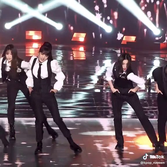 Dynamic K-Pop Duo: Minnie and Ryujin Showdown