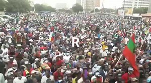 Momento da intervenção musical de Brigadeiro 10 Pacotes, aqui já nas vestes de músico, na manifestação da UNITA. | Brigadeiro 10 Pacotes