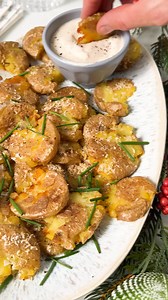 Upgrade your holiday apps with smashed Parmesan potatoes! 🥔 Crispy, cheesy and deliciously seasoned, these might become a new family favourite. 🤩 Get the full recipe below! 🎄✨ Looking for more festive recipes and inspiration? Check out our Merry Maker Holiday Guide or take our quiz to find your holiday hosting style here: https://www.sobeys.com/en/holiday/ Ingredients: Cooked potatoes Garlic butter Salt & pepper to taste Parmesan Olive oil Chives or parsley for garnish Instructions: 1. Lay yo