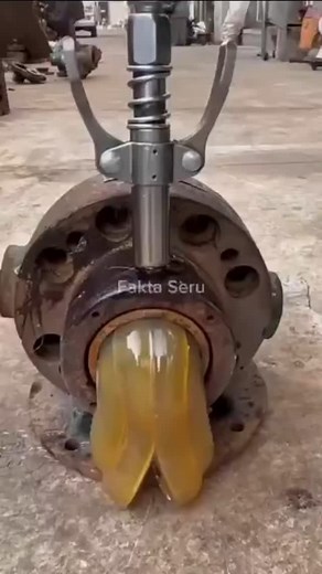 932K views · 34K reactions | Greace untuk pelumasan pada mesin-mesin yang di gunakan ,mengawetkan engine alat berat kendaraan sperti penggerak mesin diesel lainnya Berilah interaksi  dengan seikhlas hatimu para saudaraan sekalian #pelumasanlubricant #mesindiesel @sorotan #Enginemotor | Agus Ariozer Aritonang | Facebook