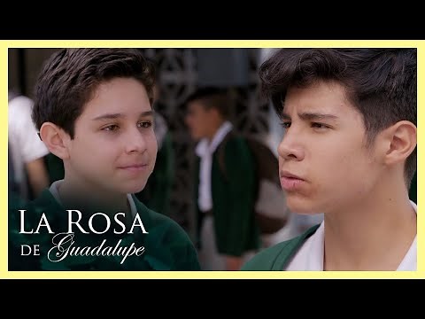 Óscar tiene muchas dudas sobre su orientación | La rosa de Guadalupe 3/4 | Mi primer beso