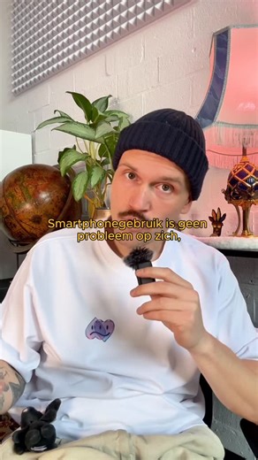 Jef Willem on Instagram: "Dat we copen is een zekerheid. Alleen hoe we copen verandert. Copingmechanismen krijgen we nooit uit de wereld. Door er één te demoniseren, zoals we vaak doen met sociale media, missen we de kern. We denken dan dat we het probleem oplossen door één coping weg te nemen, maar in werkelijkheid ruilen we het gewoon in voor een ander. Ik ken zó veel mensen die van één verslaving af zijn, en gewoon een nieuwe hebben gevonden die beter klinkt. Is dat genezing of performance? Z