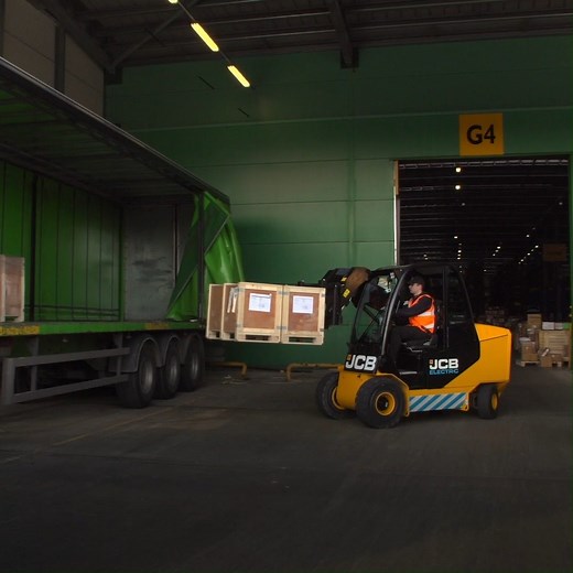 NEW: JCB 30-19E and 35-22E Electric Teletruks. 100% Electric, Zero Emissions. With unrivalled 360 visibility thanks to its side-mounted telescopic boom! Learn more: https://bit.ly/3l8f3VU | JCB