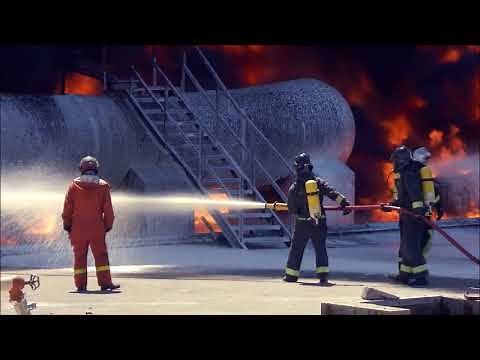 Angus Hi-Combat Low Expansion foam branchpipes in action