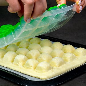 71K views · 450 reactions | Apéro à base de pâte feuilletée en forme de glace ! La recette a conquis Internet ! Ingrédients: pâte à tarte - 300 g oeuf - 1 pièce fromage à pâte pressée - 200 g fromage à la crème - 100 g jambon - 100 g farine - 20 g graines de sésame - 10 g AU FOUR À 200°C/20 MIN | Savoureux.tv | Facebook