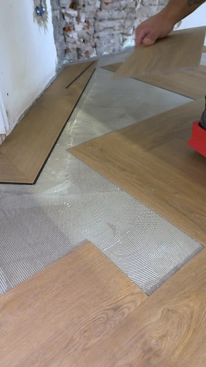 Perfect, nice and easy 🙌 #visgraatvloer #tipsandtricks #pvc #voorjou #nederland