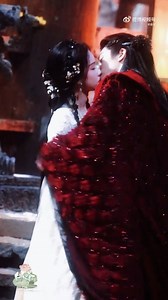 Hôn rồi, hôn rồi, mọi người ơi kissing kissing kìa 😍 Hôm qua tui mới dí ảnh, bảo với mấy cô kia Thương Hạo papa có vợ kìa, Quang có không? Thương Hạo papa có con (nhặt) nữa, Quang có không? Nay ảnh phản đòn luôn: Quang có hôn hôn môi crush rồi, Thương Hạo papa có không hay chỉ hôn tay thôi 😎 20250314 - Tăng Thuấn Hy vs Trần Đô Linh (Võ Thập Quang và Vụ Vọng Ngôn) - hậu trường phim Nguyệt Lân Ỷ Kỷ #月鳞绮纪 #TheVeilOfShadow #曾舜晞武拾光 #曾舜晞月鳞绮纪 #Nguyệt_Lân_ỷ_kỷ #Võ_Thập_Quang #TăngThuấnHyVõThậpQuang #T