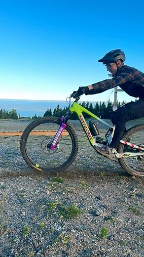 Shawn Querry on Instagram: "Le flex de la @rockshox Zeb Ultimate!🤯 Je mesure 6 pieds et pèse 175 lbs. Voici mon set-up: 90 psi, 13 clicks out de rebond et 2 tokens. Merci à @laferte.bicycles pour l’entretien de mes suspensions🙌🏼 📸 @kevenlemay #mtb #mtblife #mountainbiking #downhill #downhillmtb #bikelife #mountainbike"