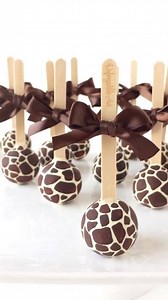 24 reactions | Hand painted Giraffe patterned cake pops by Ana @unforgedible_art using Colour Mill Oils to tiny candy melts. | My Little Cakepop | Facebook