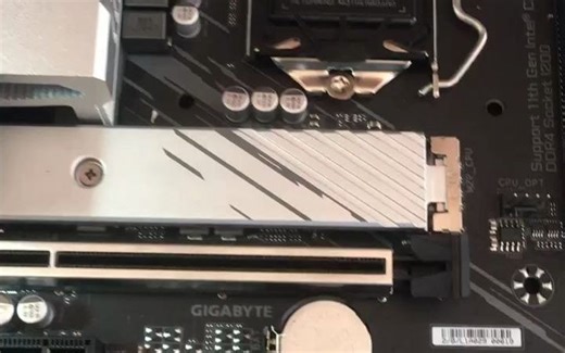 技嘉B560M 小雕 雪雕固态硬盘安装教程