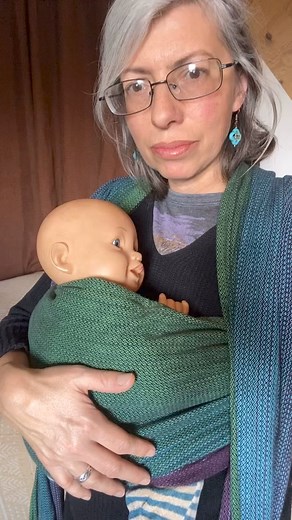 ❤️ Newborn wrapping, here’s what you need to know: 1: it’s important to tighten your wrap snuggly and evenly to give your floppy newborn the necessary support to be safe - there should be no room to sag, shift, turn or sink in the wrap. Keeping baby’s shoulders and the top of the wrap level with your armpits (not higher) will help you get a snug wrap job. 2: your newborn baby’s face should be clear and visible, with chin slightly up (not tucked down toward baby’s chest). This is important to ens