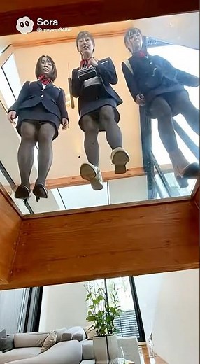 透明な床のおしゃれな家を見学するCAさん #ca #キャビンアテンダント #cabincrew #flightattendant #客室乗務員