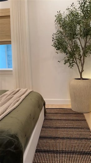 Rue | Home Decor | Lifestyle on Instagram: "Comment BEDROOM I’m showing you two totally different ways to style this gorgeous cover because honestly, why pick just one look when you can have options? 👌 It’s super soft, comes in different colors, and instantly makes the room feel so cozy and elevated. For my detail lovers (I see you!), here’s the scoop: • Room size: 10×12 • Rug: 8×10 • Bed: Queen • Mattress: 12” thick • Bedding: Queen size this time ✨ Window Treatments: Blinds: Color #Ln36 Beige