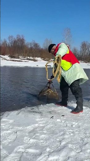 Amazing Survival Skills: Innovative Method of Fishing Through Ice in Extreme Winter Conditions