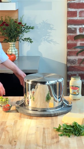 Bertolli Alfredo Sauce is queso-smooth with fresh cream and real cheese. | Bertolli