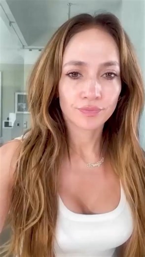132K views · 4.5K reactions | JLo sings to her own song with no makeup on #jenniferlopez #celebrities | FTD News | Facebook