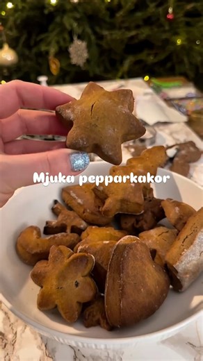 Dietist | BLW | Näringsrika recept för barn on Instagram: "👉 Mjuka pepparkakor för små barn 👶🏻 De här pepparkakorna är perfekta för små eftersom de är mjuka, milda och superenkla att göra tillsammans. 👉 Pepparkakorna bakas på vetemjöl, men vill du göra dem lite mer näringsrika kan du blanda i havremjöl eller dinkelmjöl. ❤️ Har ni julbakat ännu? Glöm inte att spara receptet om du vill testa senare 🙌 Ingredienser: 8 dl vetemjöl 200 g dadlar 1 dl filmjölk/yoghurt 4 ägg 1 dl smör 1,5 tsk bikarb