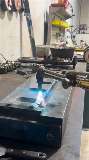 Babitting at work 🧑🏼‍🏭 For some of our woodchipping customers, babitting is a key part of blade maintenance. As knives are sharpened over time, they gradually lose height and can fall out of spec for the machine. By babitting, we restore the correct height for machine compatibility, extend the life of the blades, and help maintain a consistent, high-quality chip size. #metalwork #woodchipping #chipperblades #toolsharpening #sawblades | Carbide Tools