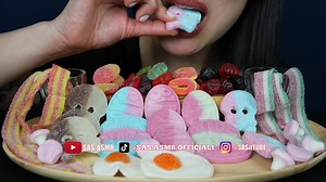 Just posted this on IG as well. If you follow me over there, heads up theres a giveaway going on❤️❤️❤️. . #sasasmr #asmr #tiktokviral #tiktokfood #sweetishcandy #swetishcandy #swedishcandy #eatingsounds