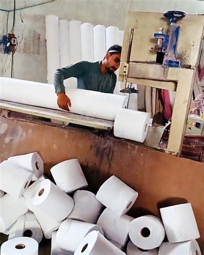 93K views · 205 reactions | Who would have guessed that paper towels start out as one long roll?! 勞炙 | UNILAD Tech | Facebook