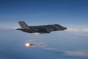 レイセオン、AIM-120C-7よりも射程距離が50％向上したAMRAAM-ERのF-35A統合を検討