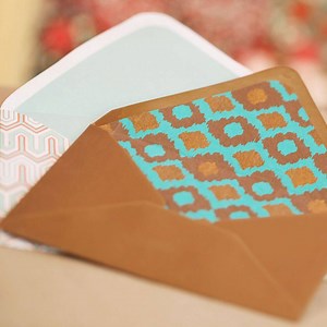Create colorful custom envelopes with any kind of paper. Learn how to use a bone folder: http://bit.ly/2hmsUMy | Kin