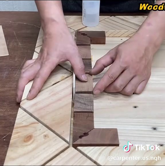 Recycle Pallet Wood to Create a Stunning Table