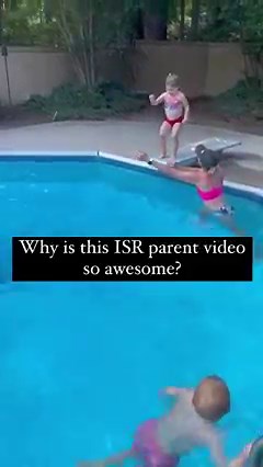 We ❤️ our swim parents out there carrying the torch after their kiddos leave their session of lessons! Why is this particular parent video so awesome? Mom is providing arms reach supervision by being IN the water with her little ones. Even with skilled kiddos this is important! 🥳 Her little swimmer is obviously very competent in the water, but Mom is still lightly assisting a safe entry into the pool. Once she does that, you see her stay back while the independent skills kick in. No catching- h