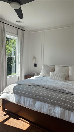 Be honest… How often are we really washing our bedding? 👀 For me — it’s once a week, without fail. There’s just something about 𝘴𝘭𝘪𝘥𝘪𝘯𝘨 into freshly washed sheets that makes the entire space feel new again. According to the Sleep Foundation, you should be washing your sheets every 𝟕 𝐝𝐚𝐲𝐬. We know it’s one of those chores that’s easy to push off, but it makes such a difference both for how your space feels and how well you sleep. So consider this your gentle reminder: if it’s been a 