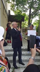 700K views · 37K reactions | Dr. Răzvan Constantinescu la ieșirea de la "judecata" Colegiului Medicilor din Iași, a declarat: "Nu orele de educație sexuală ar trebui introduse în programa școlară, ci ore de DEMNITATE, de CONȘTIINȚĂ, de importanța valorilor naționale, de spiritualitate, deoarece aceea e vârsta la care se formează caracterele!" Sus inima, România! <3  #RomâniaCurajoasă #EvadareaAdevărului | Timișoara Fără Mască | Facebook