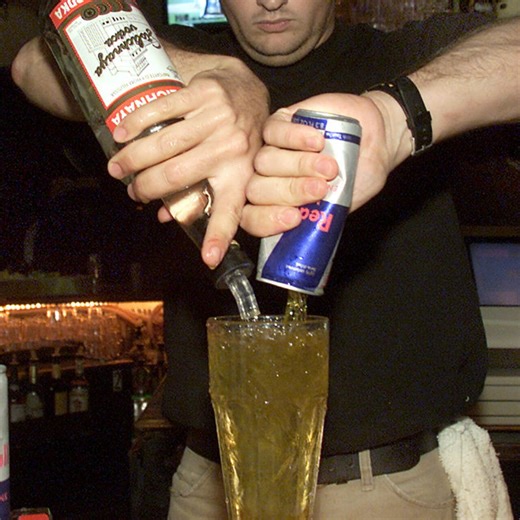 Godlove Kamwa on Instagram: "Faut-il interdire la vente des boissons énergisantes aux moins de 16 ans ? Attention aux cocktail mortel! Une seule canette de Red Bull, mélangée au Biphentin (un médicament pour le trouble de déficit de l’attention) a tué un garcon de 15 ans. Le drame etait eviitable, selon l’Ordre des pharmaciens du Québec #québec #redbull #boissonsenergisantes"