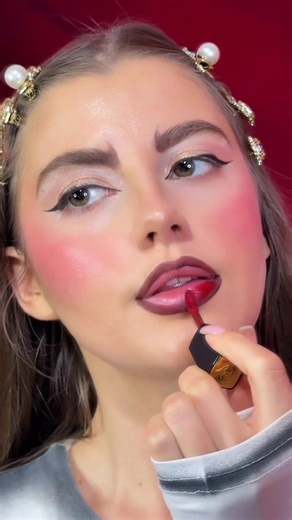 Am I look like Tim Burton’s character? Products used : Eyebrows - @Anastasia Beverly Hills Dipbrow Pomade Auburn Lips @chanel.beauty CHANEL Rouge Allure Ink Matte & Metallic Mascara @Charlotte Tilbury Powder @Givenchy Beauty #timburtoncharacter #timburton #makeup