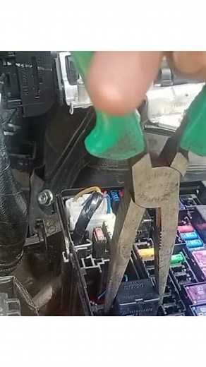How to remove a relay from relay box without any damage #shorts
