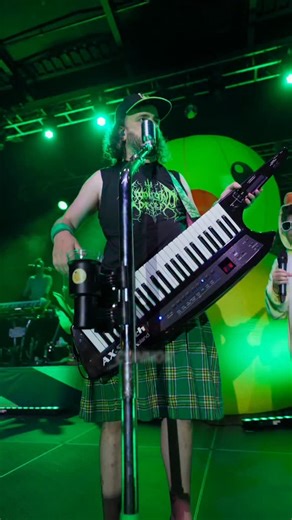 I think little Connor learned more words at this Alestorm concert than in school 🏫👩‍🏫 📷 @niekvandevondervoort 🎧 live mix @elliosis USA TOUR 2025 Oct 14 🇺🇸 - Pensacola, FL @ Vinyl Music Hall Oct 15 🇺🇸 - Orlando, FL @ House of Blues EUROPEAN TOUR 2025 Nov 26 🇭🇺 - Miskolc @ Ady Müvház Nov 27 🇦🇹 - Vienna @ Arena Nov 28 🇷🇴 - Brasov @ Kruhnen Musik Halle (VENUE UPGRADE) Nov 29 🇧🇬 - Sofia @ Joy Station Nov 30 🇬🇷 - Thessaloniki @ Block 33 Dec 01 🇬🇷 - Athens @ Fuzz Club Dec 03 🇷🇴 -