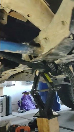 Remove torsion bar stuck in socket