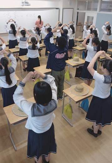 愛媛の背中男のダンス動画