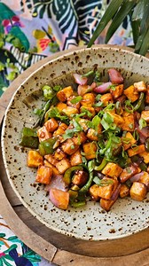 You asked for a chilli paneer recipe and it’s here! And the best part is that it takes under 15 minutes to make. Ingredients: 1 block of paneer, chopped into cubes 3 tbsp cornstarch Salt to taste Freshly ground black pepper 3 tbsp oil 1 onion, chopped into quarters 1 green bell pepper, chopped into chunks 2 tbsp garlic, chopped 3 green chillies, slit in half 3 tbsp soy sauce 2 tbsp fruity sauce 2 tbsp tomato sauce Spring onions, for garnishing Method: Sprinkle the cornstarch, salt and pepper ove