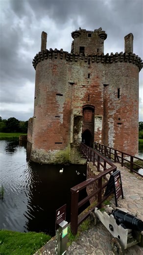 Beautiful Castles in Scotland 📍 Castle Fraser 📍 Caerlaverock Castle 📍 Tantallon Castle 📍 Blackness Castle #virals #beautifuldestinations #visitscotland #fblifestyle #castles | Beauty of the World