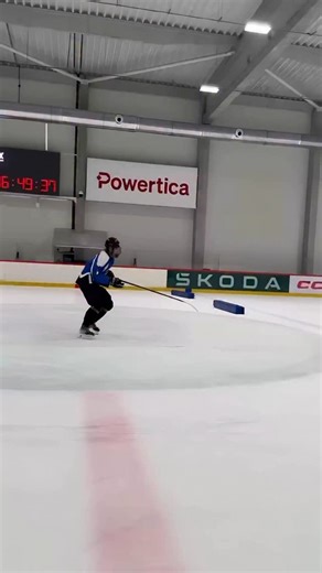Clean edge work lets you: • Change direction instantly • Win 1v1 battles • Recover fast on defense And yet, edge training is the most under-practiced skill in youth hockey. Here’s your reminder to spend time on edge control — every session. #powerskating #druzhba78 #hockeycamp #praguehockey | Druzhba78