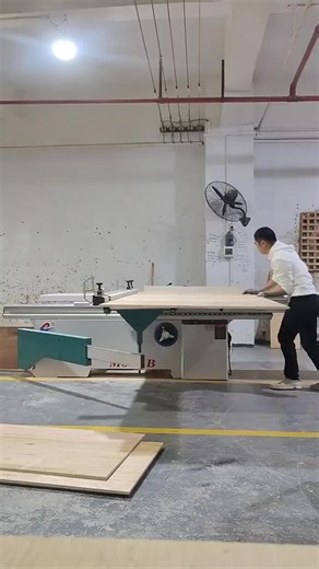 Maximize Efficiency with a 45 Degree Sliding Table Saw