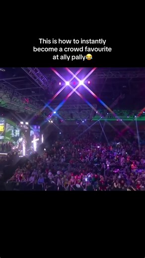 Ryusei Azamoto knows how to work a crowd😂 #azamoto #darts #pdc #wdc #walkon